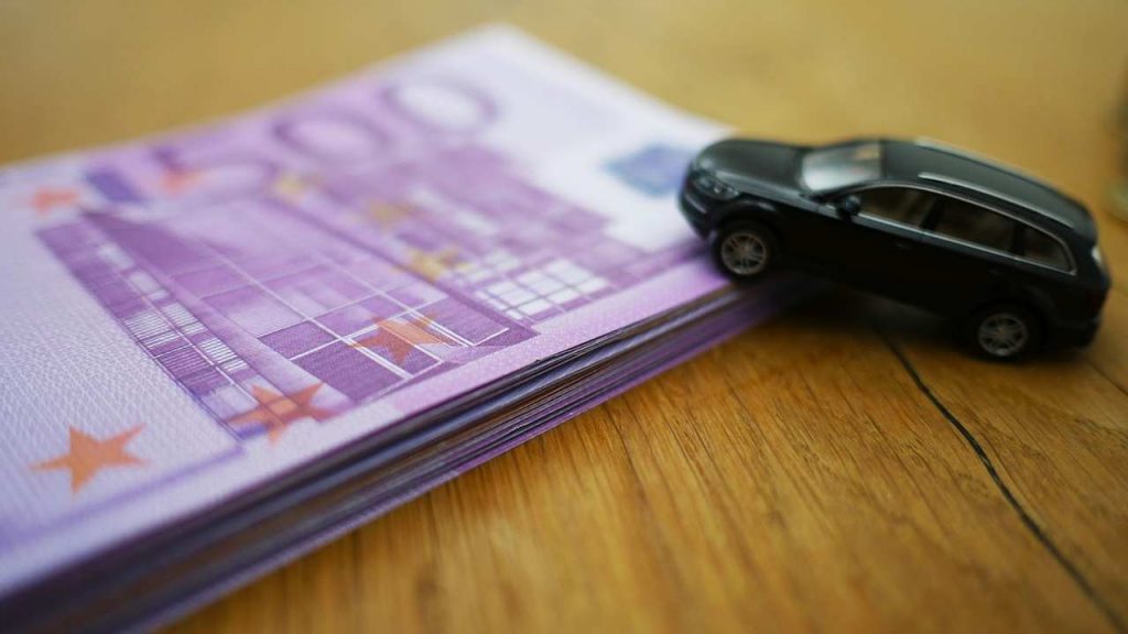 Assicurazione auto economica, devi farti installare questa cosa, risparmi una barca di soldi